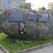 Памятный камень на месте размещения концлагеря №6